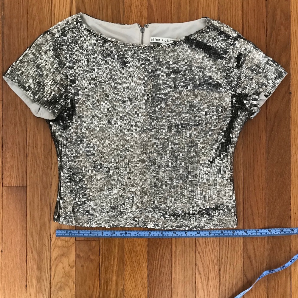 🚨Alice + Olivia Sarita Gold Sequin Crop Top🚨 - Picture 4 of 8